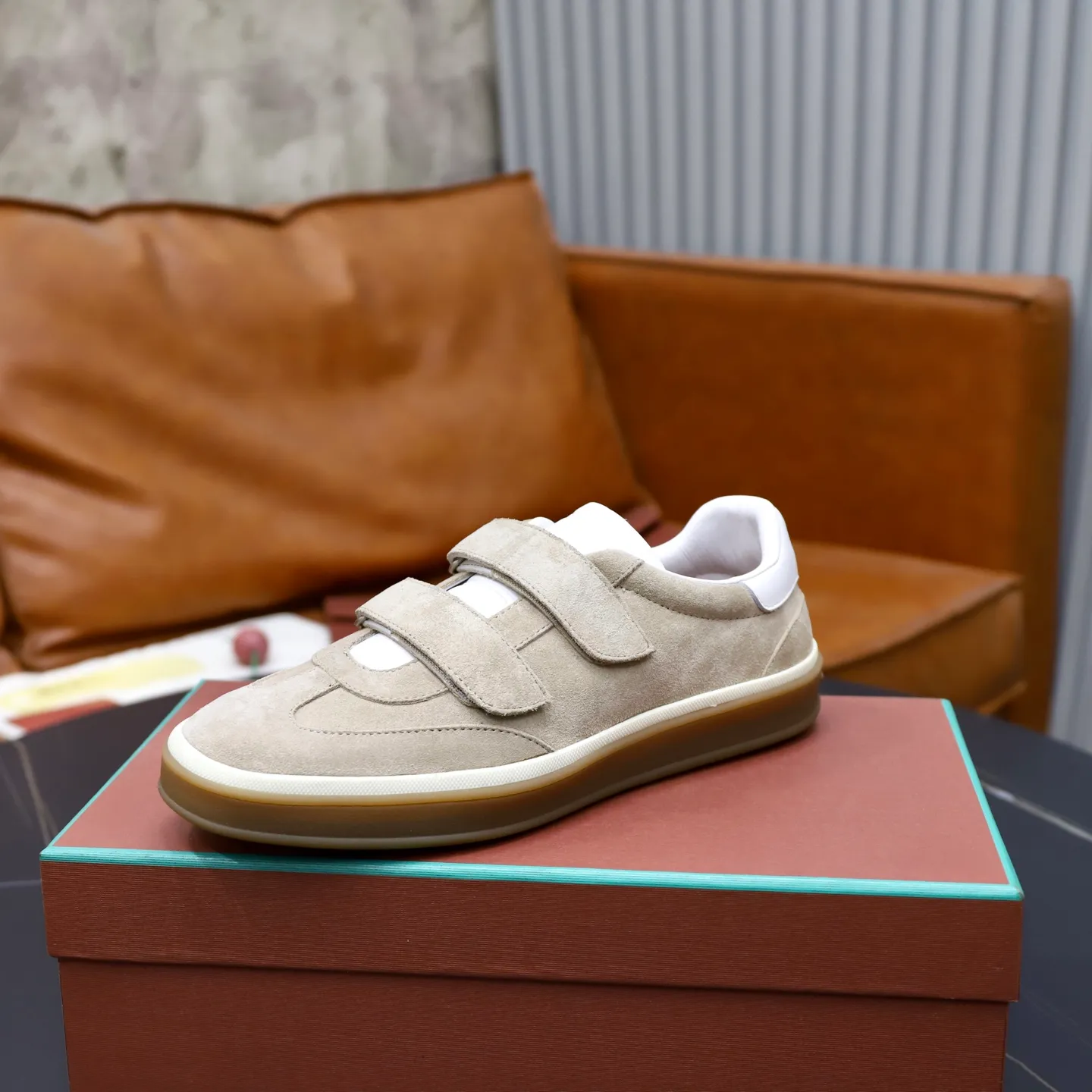 Ex-factory price: 560💰Loro Riana men’s moral training sneakers! Made from high-quality materials and designed in a low-cut silhouette, it offers an elegant and stylish look that's suitable for year-round wear. The unique double-layer sole aesthetic design, caramel cup-shaped outsole is decorated with off-white rubber trim, creating an attractive color combination. Pair with tailored pieces or jeans for a sophisticated yet casual look. The heel is decorated with soft cow leather tongue with Kummel color inserts and cotton laces with embossed LP logo. Upper: cow split suede stitching knitted fabric. Lining: original thickened soft sheepskin. Size: 38-39-40-41-42-43-44 (customized in 45.46)